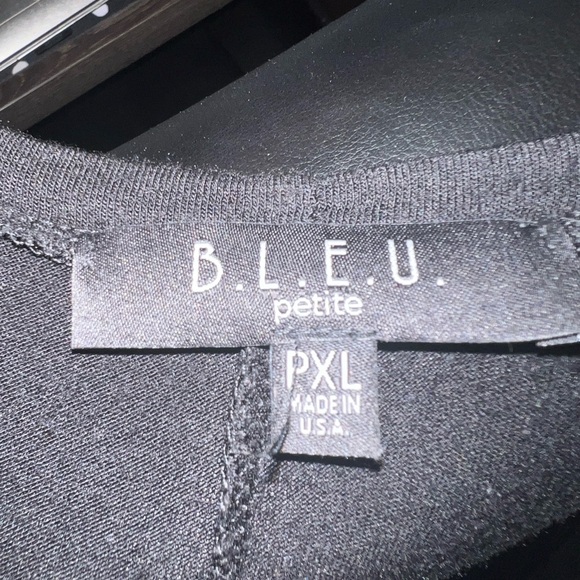B.L.E.U. PXL High-low cap sleeve top. New with out tags - Picture 3 of 3